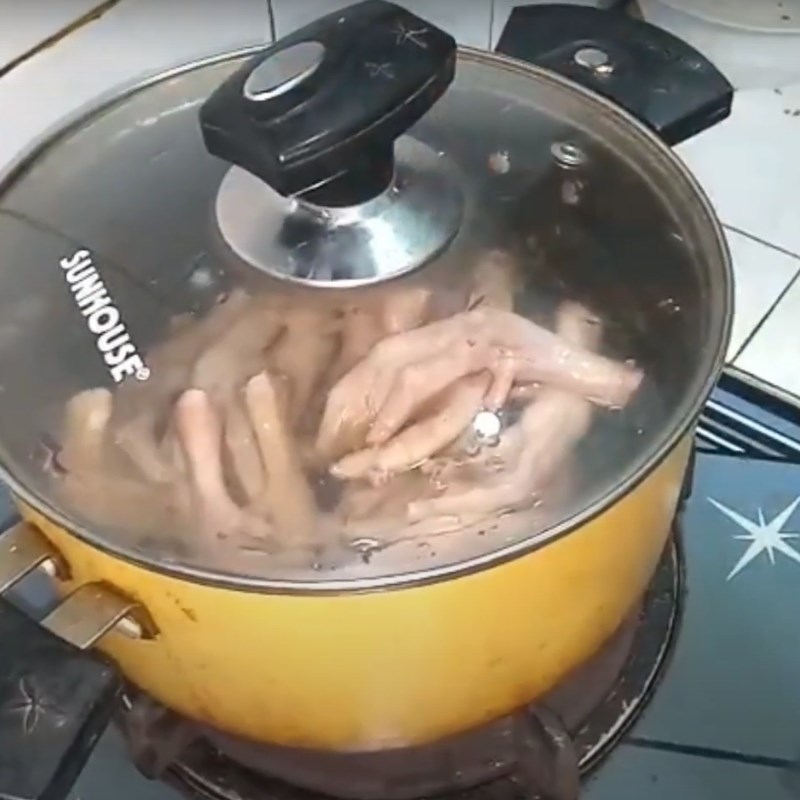Bước 1 Sơ chế chân vịt Nộm chân vịt