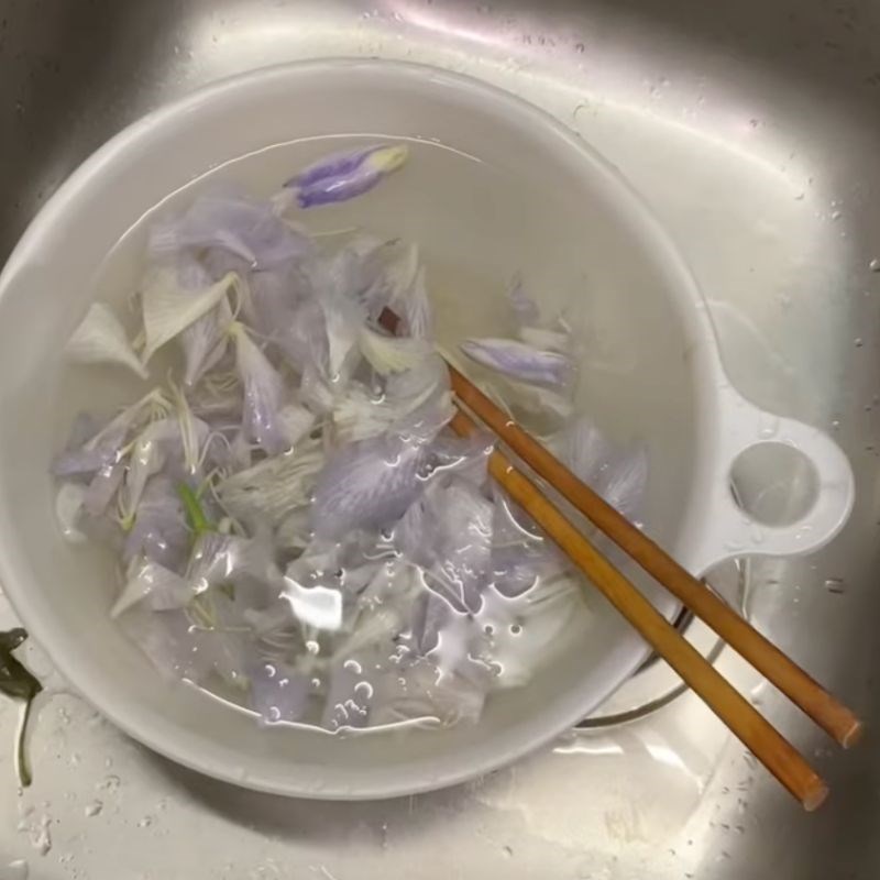 Bước 1 Sơ chế hoa ban Nộm hoa ban