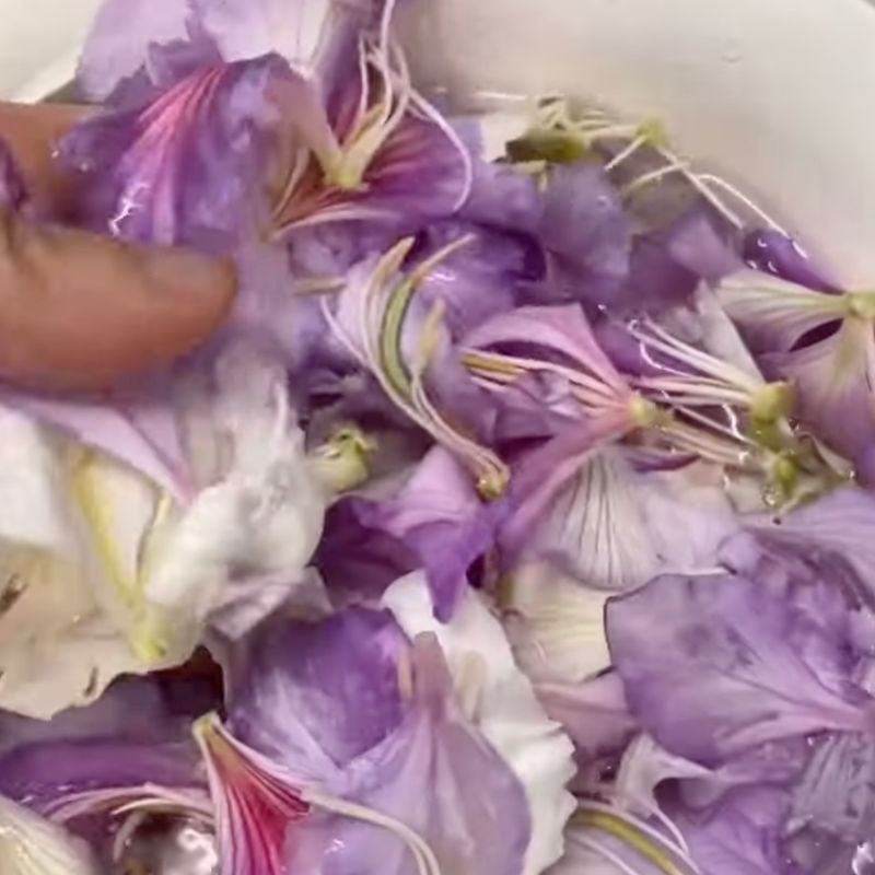 Bước 1 Sơ chế hoa ban Nộm hoa ban