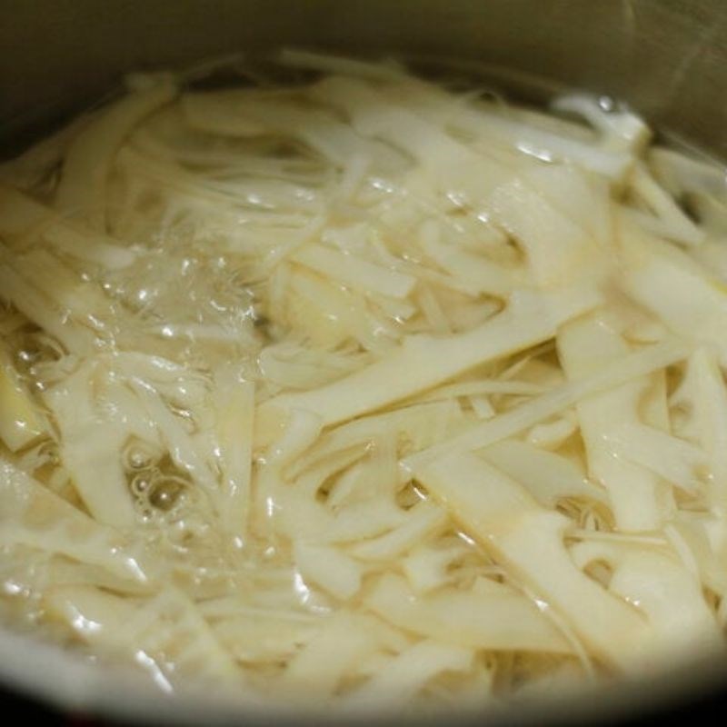 Bước 4 Sơ chế măng Nộm hoa ban