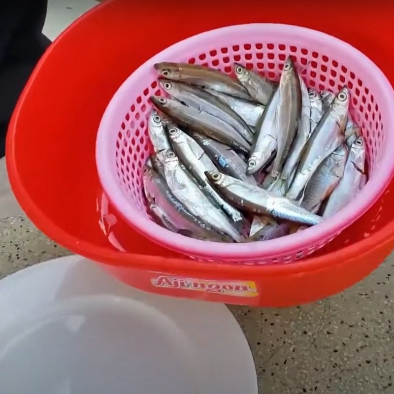 Bước 1 Sơ chế nguyên liệu Cá  mương chiên giòn