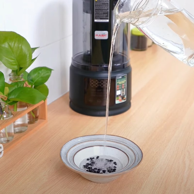 Bước 1 Sơ chế nguyên liệu Sữa mè đen bằng máy làm sữa hạt