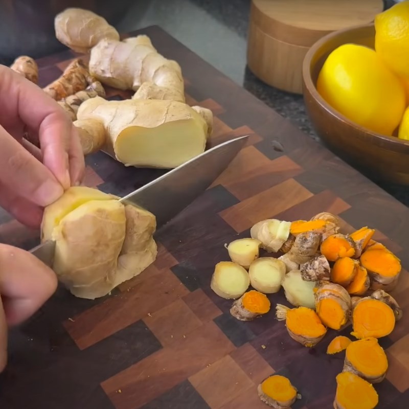 Bước 1 Sơ chế nguyên liệu Ginger shot với thơm, cam và nghệ