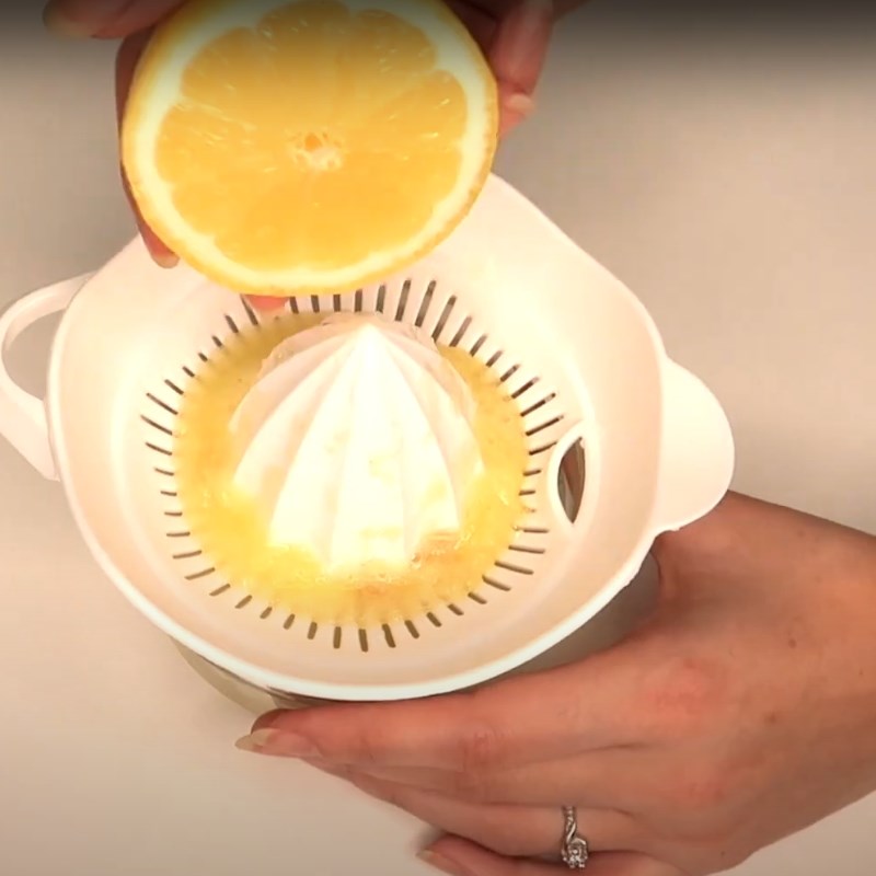 Bước 1 Sơ chế nguyên liệu Ginger shot với cần tây