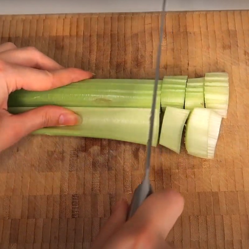 Bước 1 Sơ chế nguyên liệu Ginger shot với cần tây