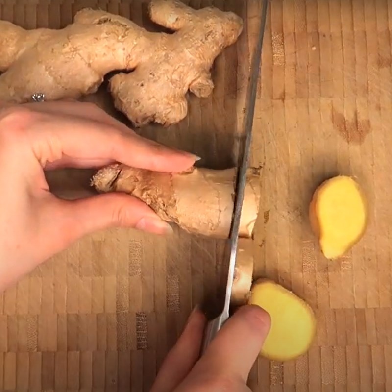 Bước 1 Sơ chế nguyên liệu Ginger shot với cần tây