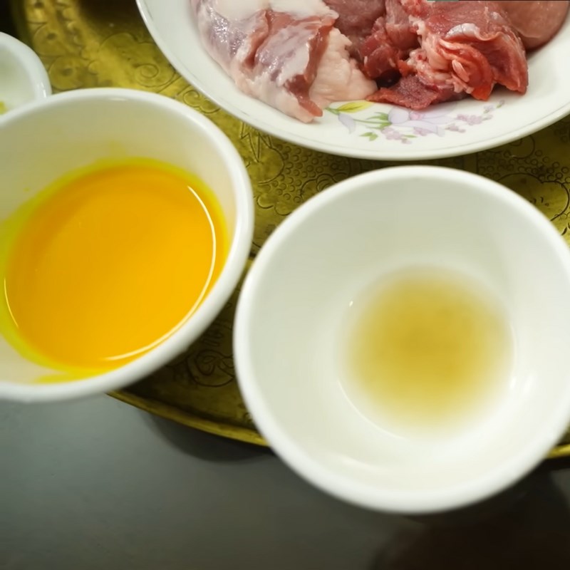 Bước 1 Sơ chế nguyên liệu ướp Thịt lợn chiên riềng