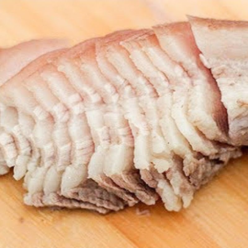 Bước 3 Sơ chế thịt ba chỉ Nộm hoa ban