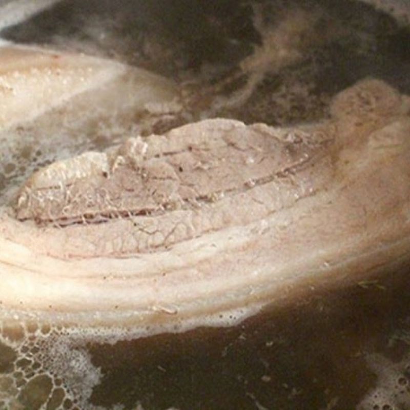 Bước 3 Sơ chế thịt ba chỉ Nộm hoa ban