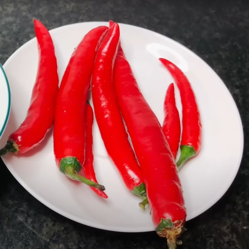 Bước 1 Sơ chế tỏi ớt Nước mắm tỏi ớt