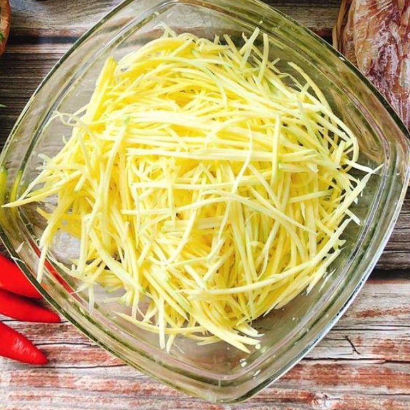 Bước 3 Sơ chế xoài và cà rốt Bún vịt trộn