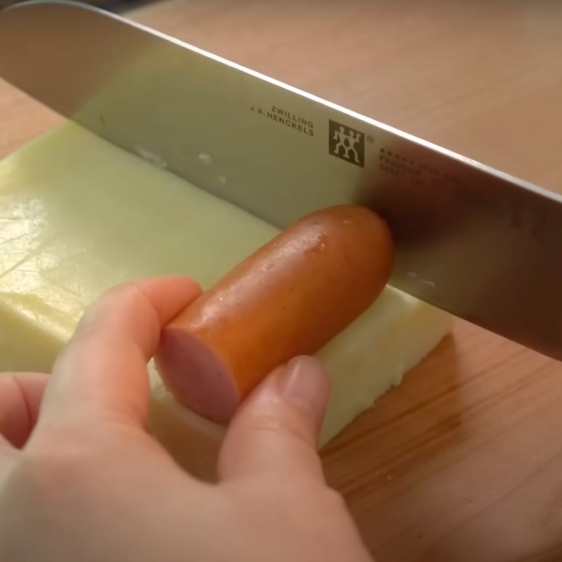 Bước 2 Sơ chế xúc xích phô mai Xúc xích phô mai chiên