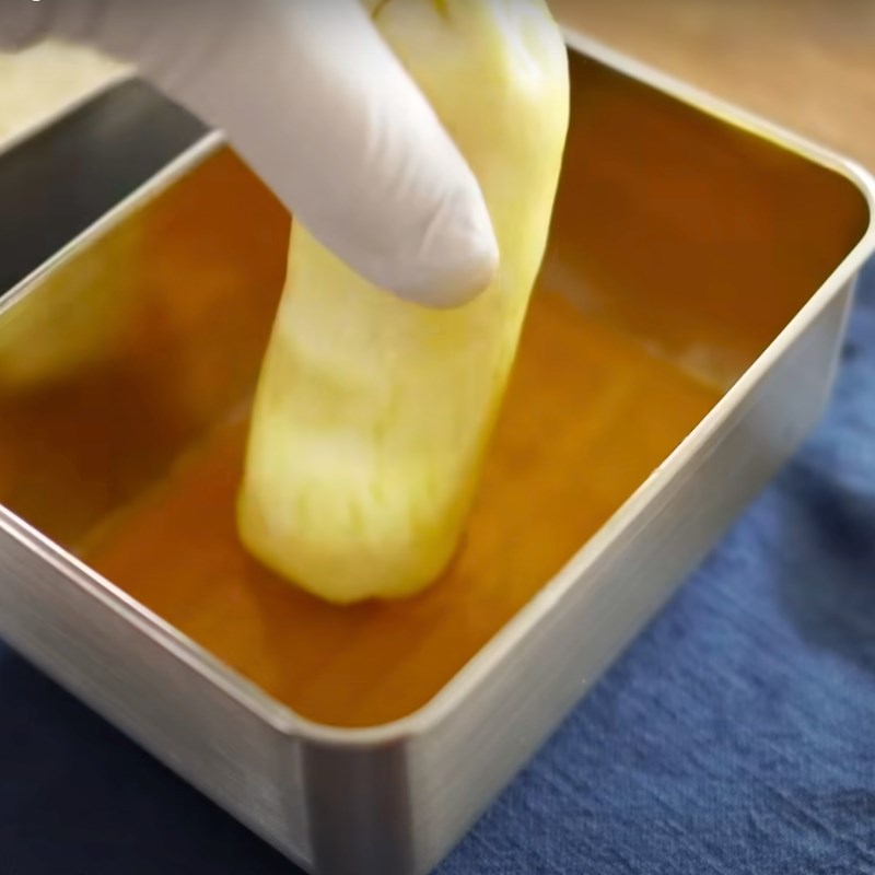 Bước 2 Tạo hình xúc xích phô mai Xúc xích phô mai chiên không dùng bột