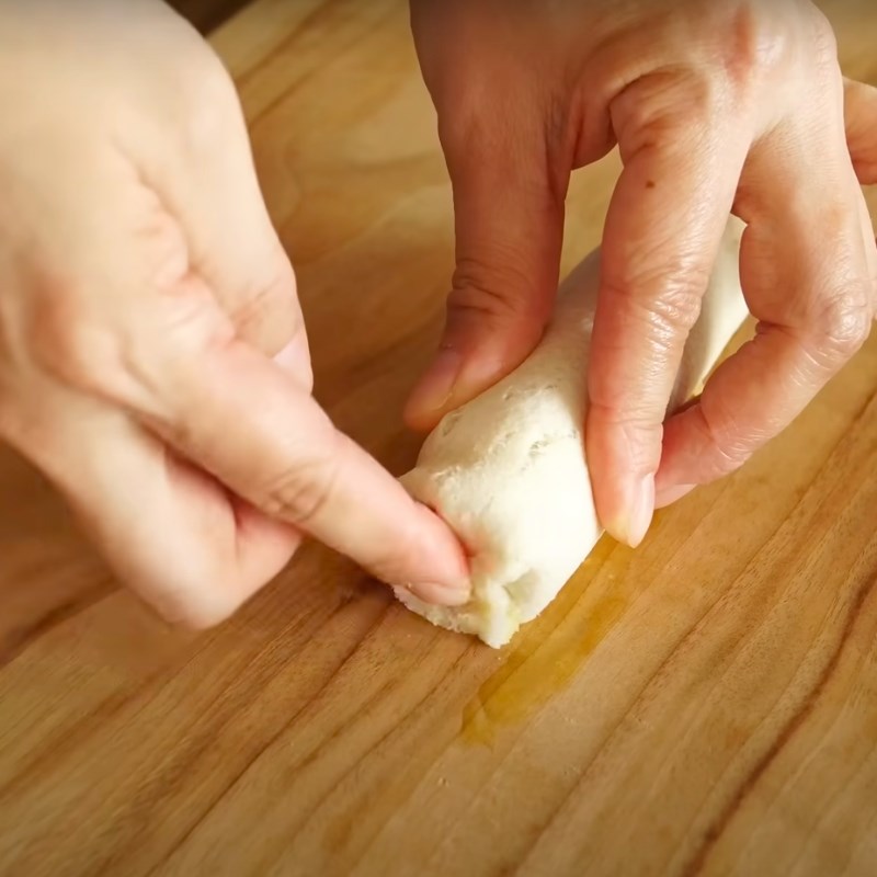 Bước 2 Tạo hình xúc xích phô mai Xúc xích phô mai chiên không dùng bột