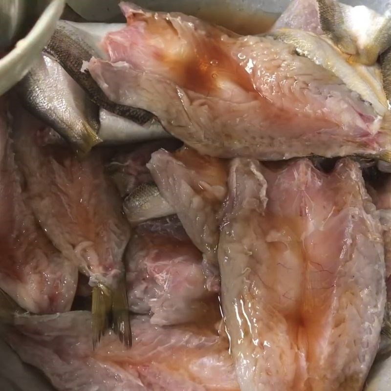 Bước 4 Ướp cá Cá nhồng 1 nắng