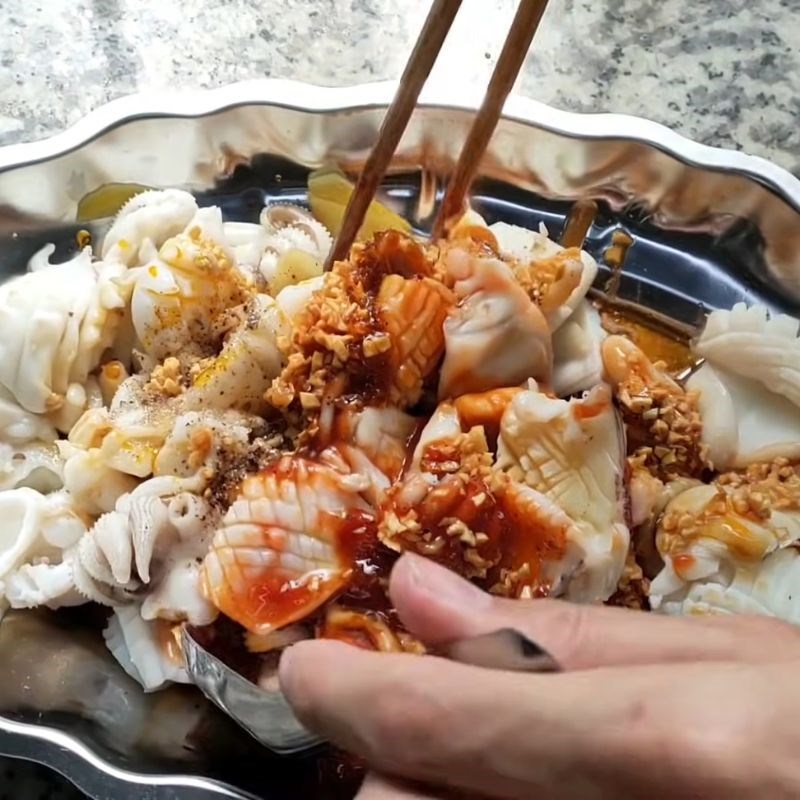Bước 3 Ướp mực Mực né