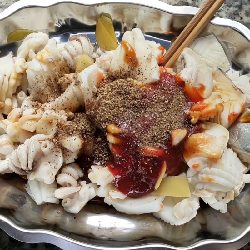 Bước 3 Ướp mực Mực né