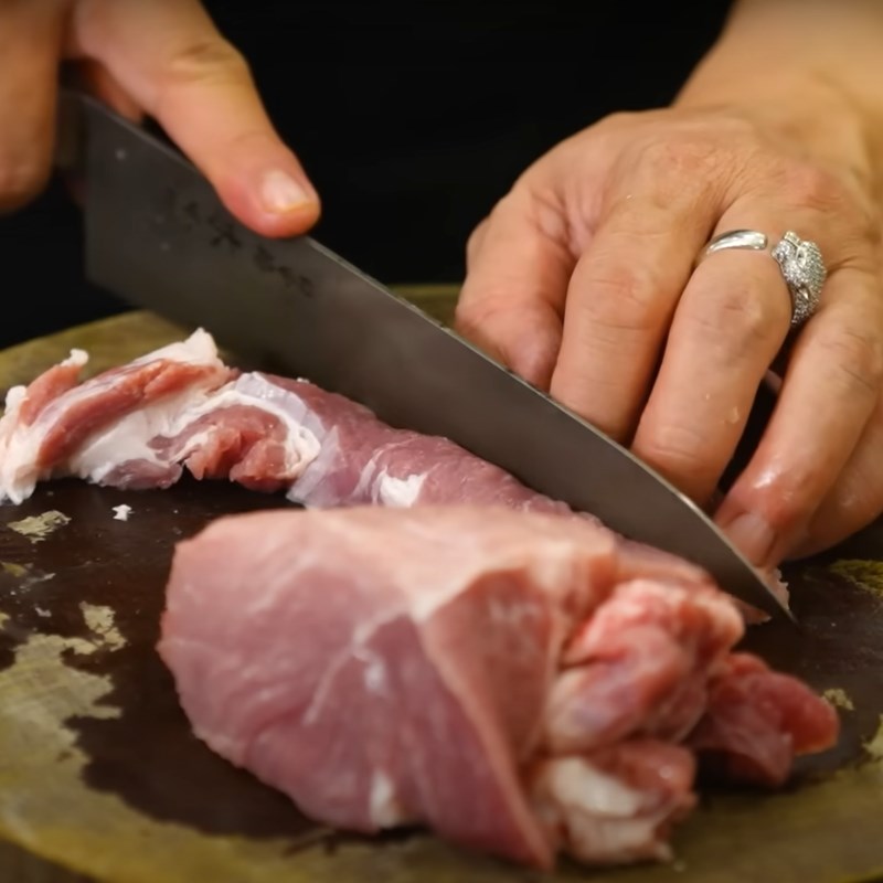 Bước 2 Ướp thịt lợn Thịt lợn chiên riềng