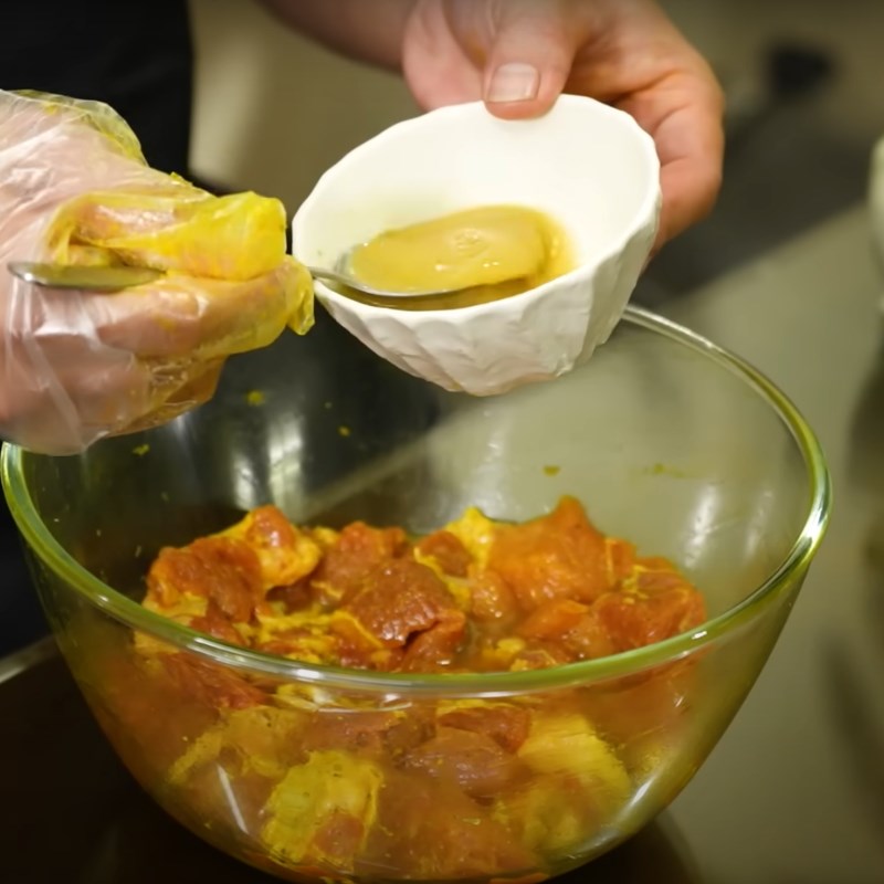 Bước 2 Ướp thịt lợn Thịt lợn chiên riềng