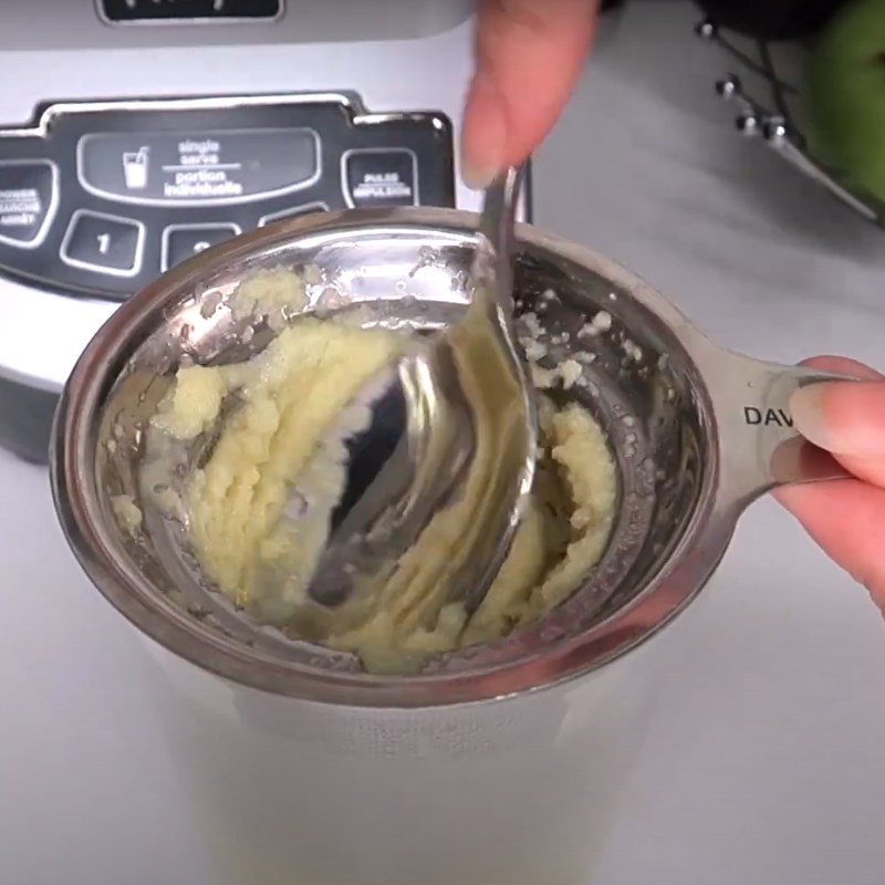 Bước 2 Xay rau củ Ginger shot với cần tây