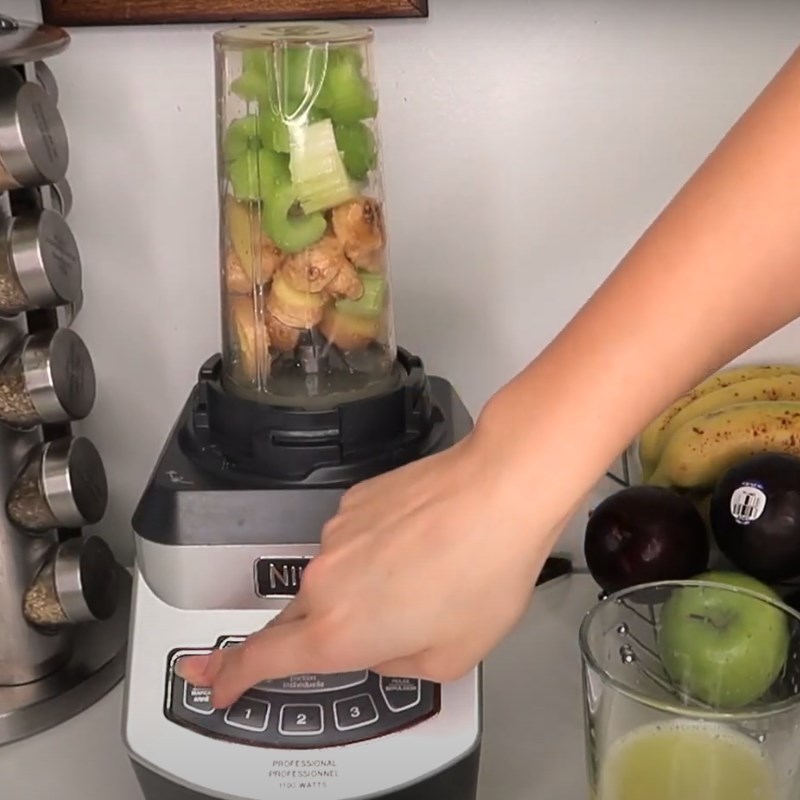 Bước 2 Xay rau củ Ginger shot với cần tây