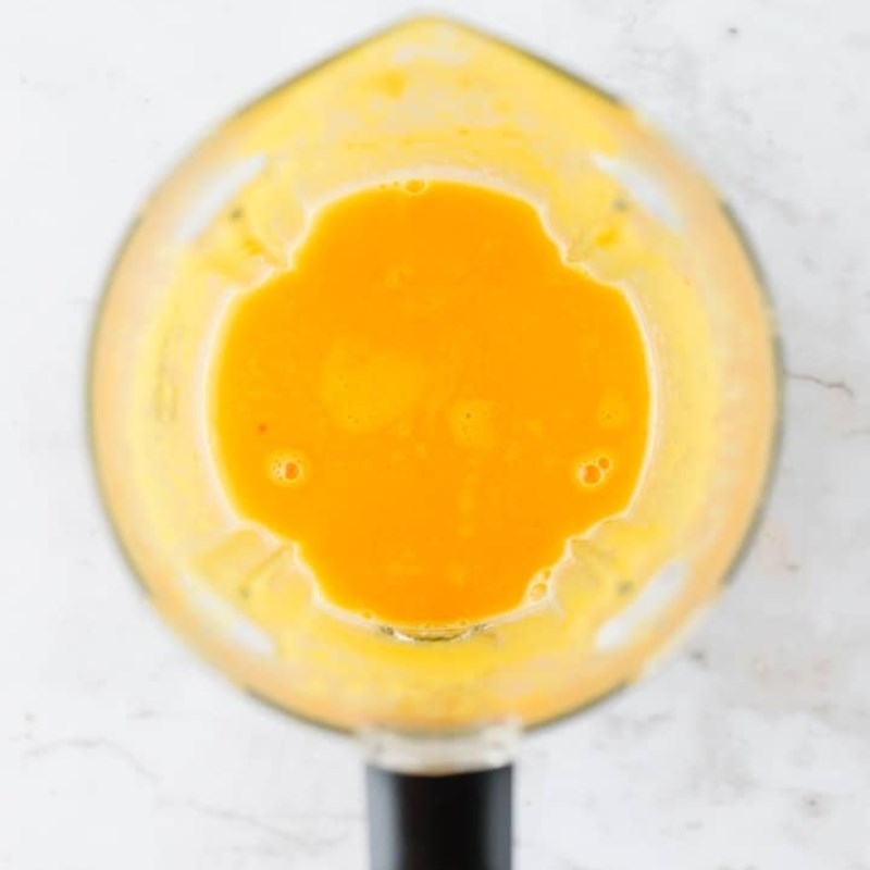 Bước 2 Xay thức uống Ginger shot với táo và chanh