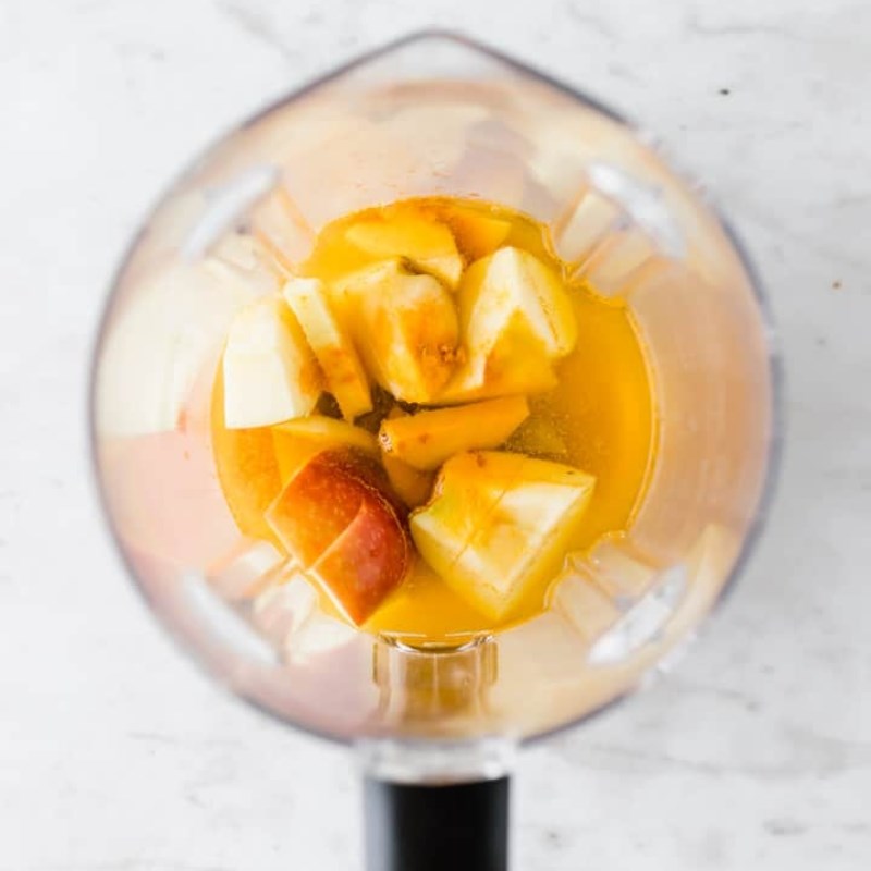 Bước 2 Xay thức uống Ginger shot với táo và chanh