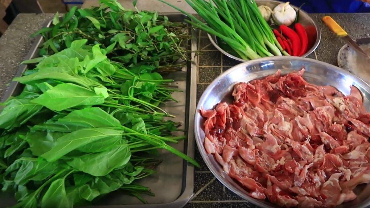 Nguyên liệu món ăn cách làm chuột xào lá cách