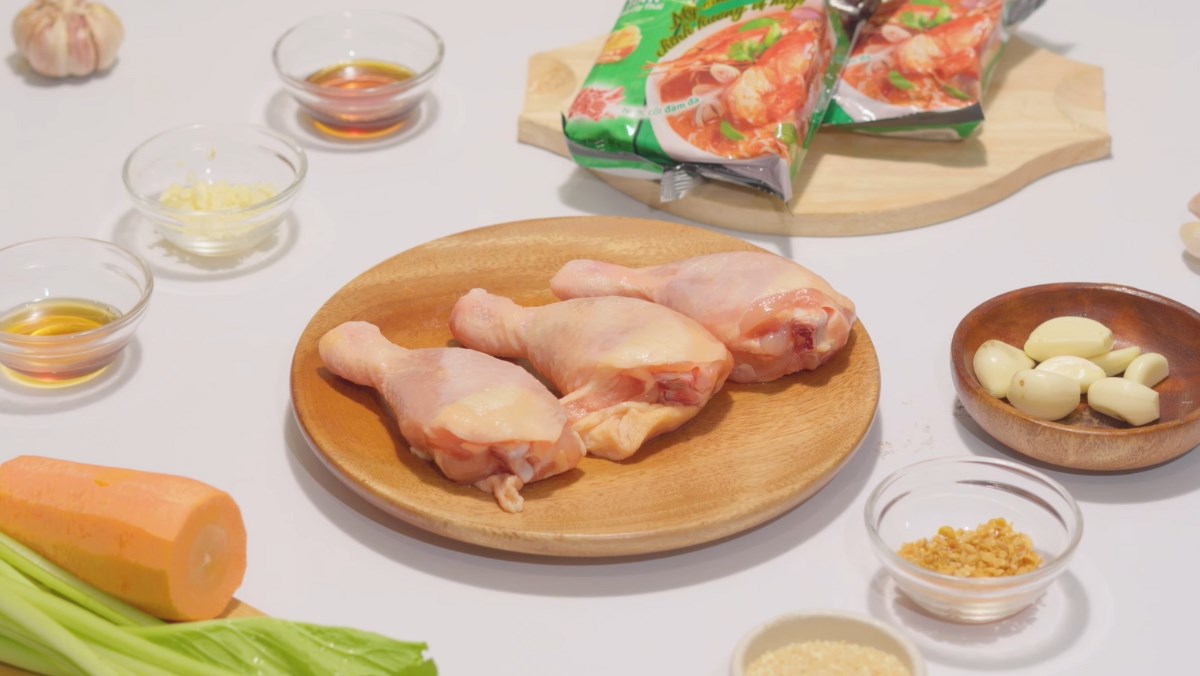 Nguyên liệu món ăn cách làm mì trộn đùi gà mắm tỏi
