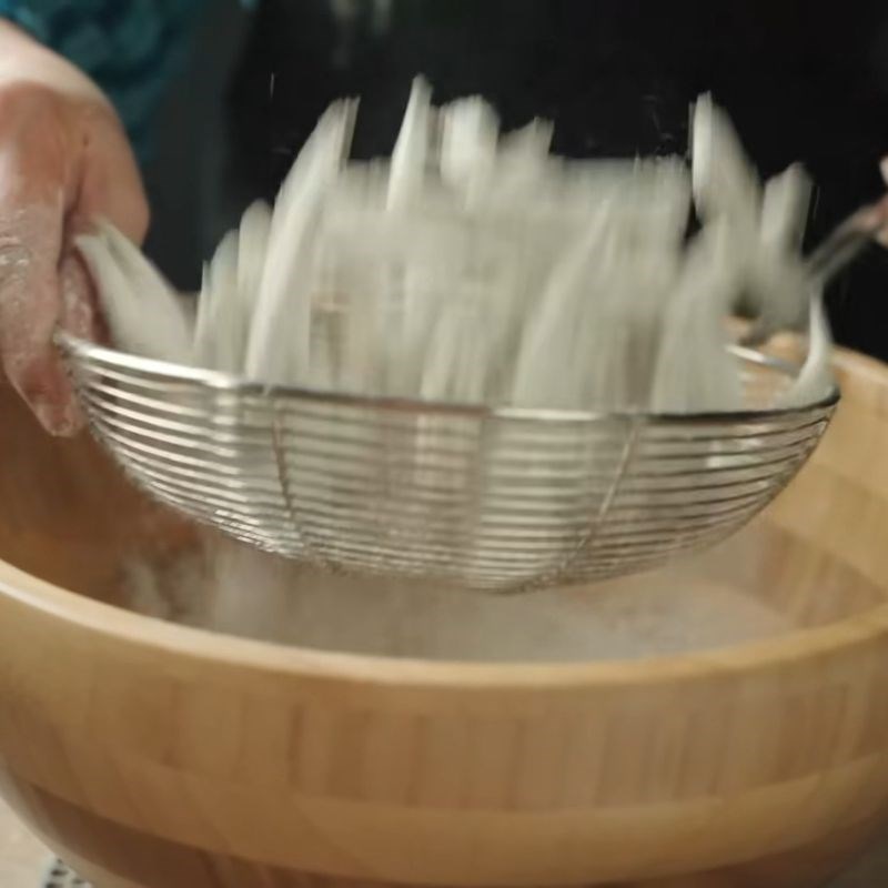 Bước 4 Áo bột Cá cơm sấy giòn