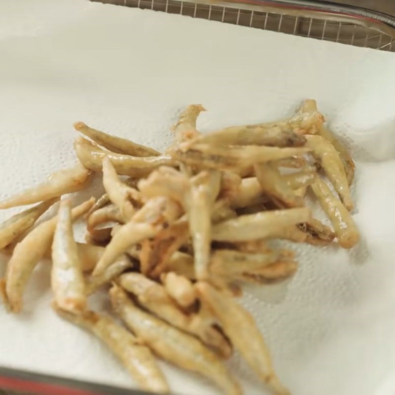 Bước 5 Chiên cá Cá cơm sấy giòn