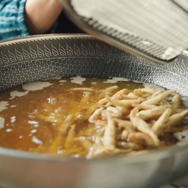 Bước 5 Chiên cá Cá cơm sấy giòn