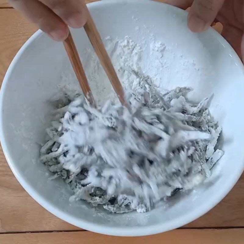 Bước 3 Chiên cá cơm Cá cơm khô rim mắm đường