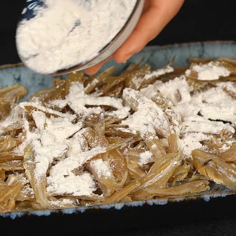 Bước 4 Chiên cá cơm Cá cơm rim lạc