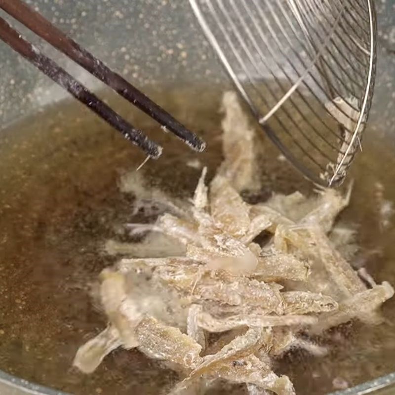 Bước 4 Chiên cá cơm Cá cơm rim lạc