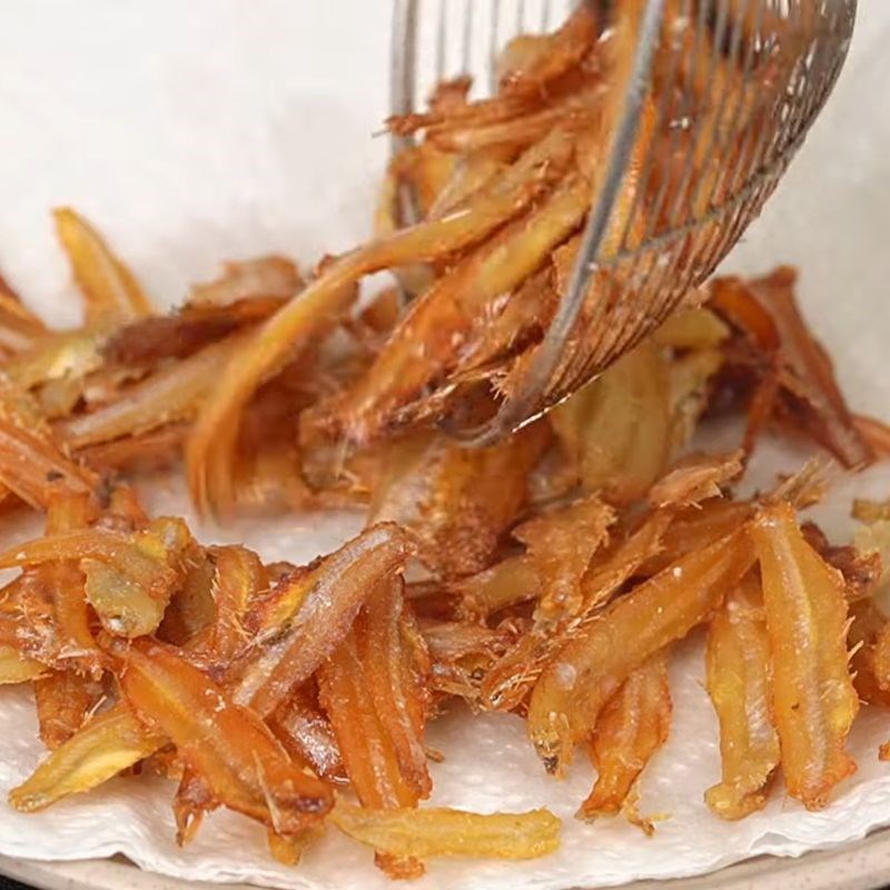 Bước 4 Chiên cá cơm Cá cơm rim lạc