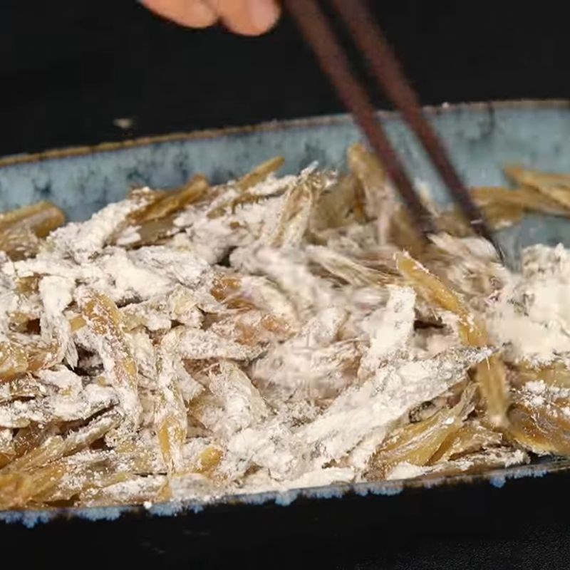 Bước 4 Chiên cá cơm Cá cơm rim lạc