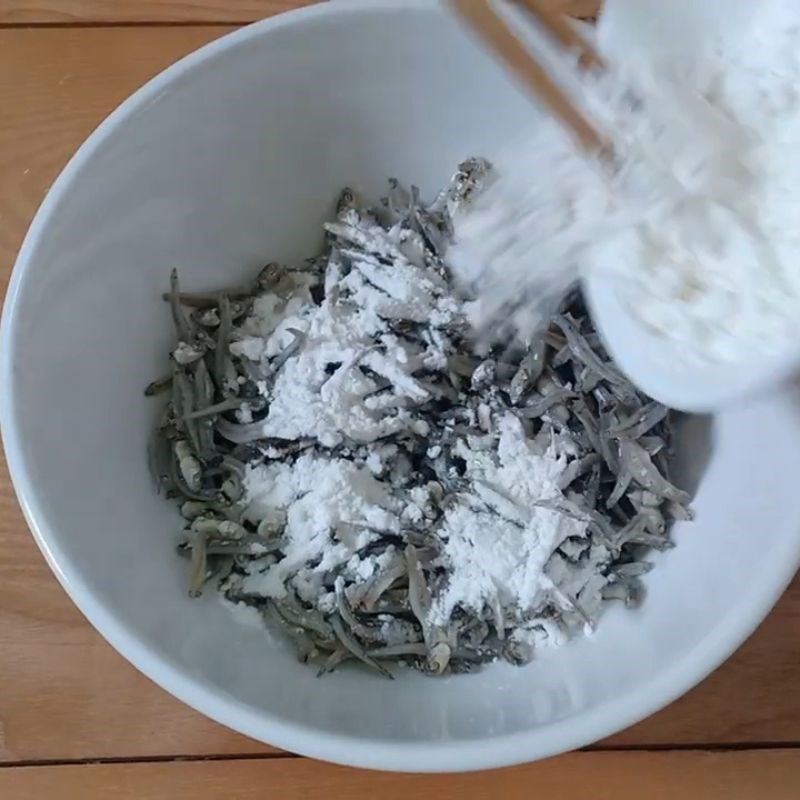 Bước 3 Chiên cá cơm Cá cơm khô rim mắm đường