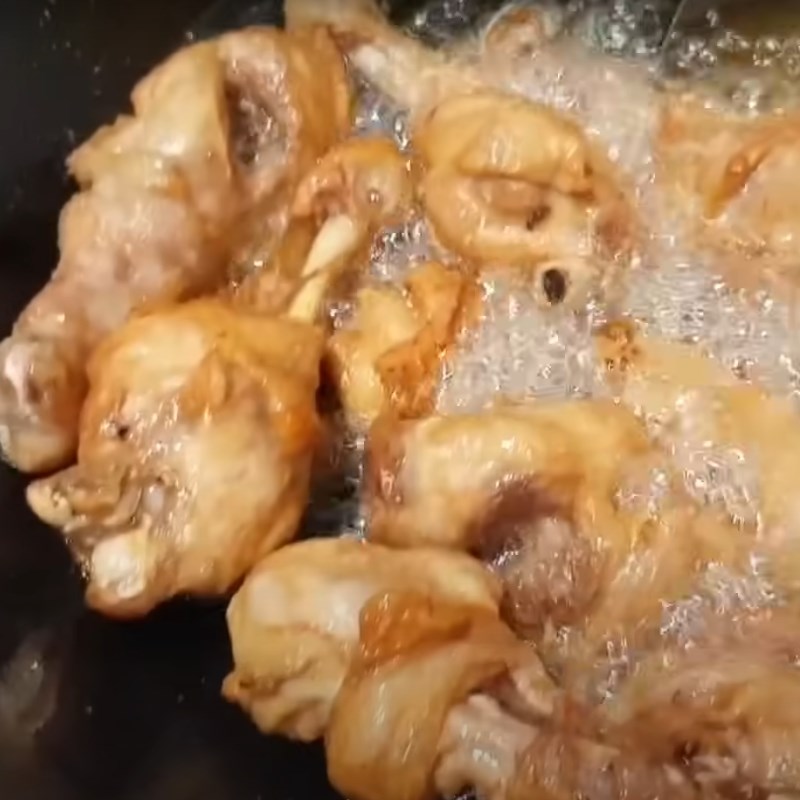 Bước 2 Chiên đùi gà Đùi gà chiên mắm tỏi
