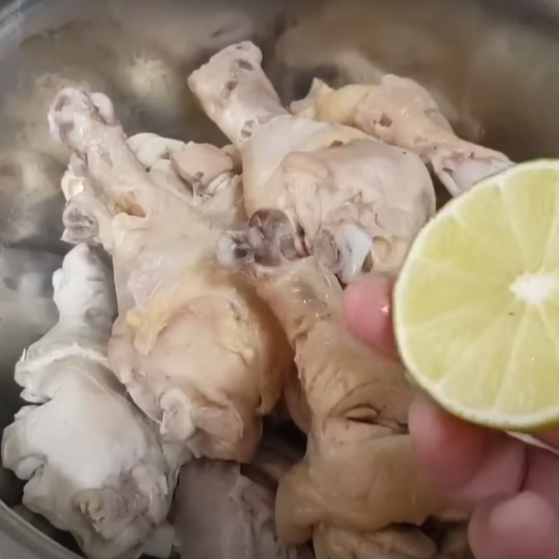 Bước 2 Chiên đùi gà Đùi gà chiên mắm tỏi