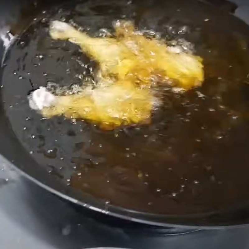 Bước 2 Chiên đùi gà Đùi gà chiên mắm tỏi