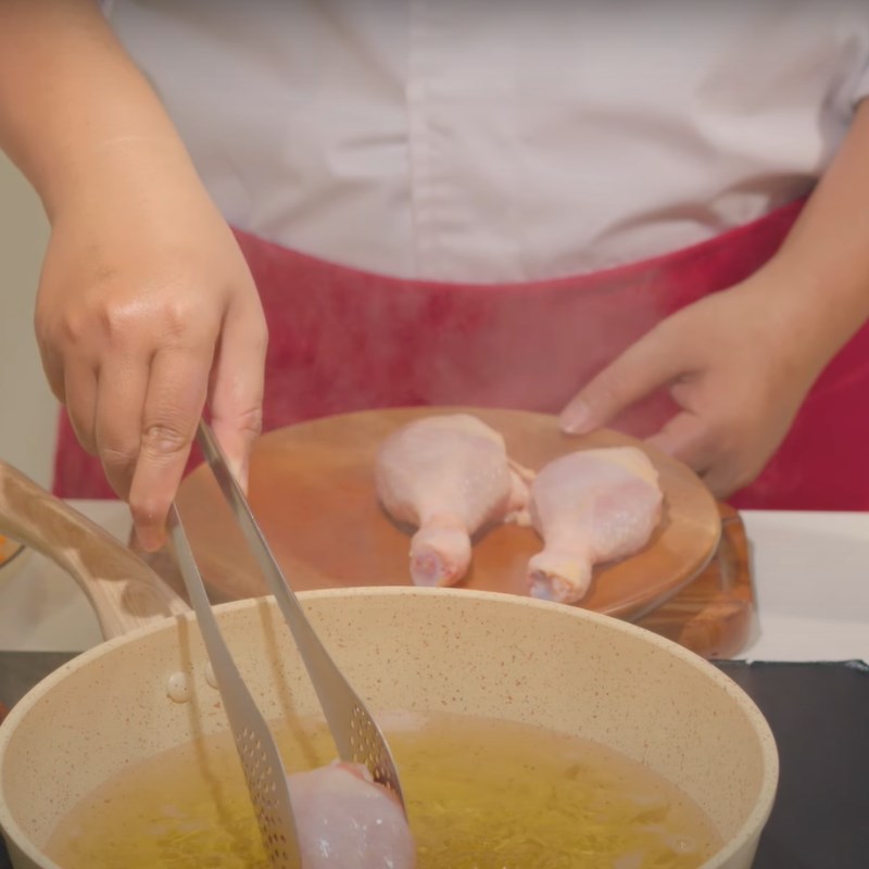 Bước 2 Chiên gà Mì trộn đùi gà mắm tỏi