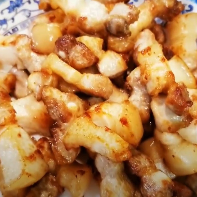 Bước 3 Chiên thịt Ba rọi cháy tỏi