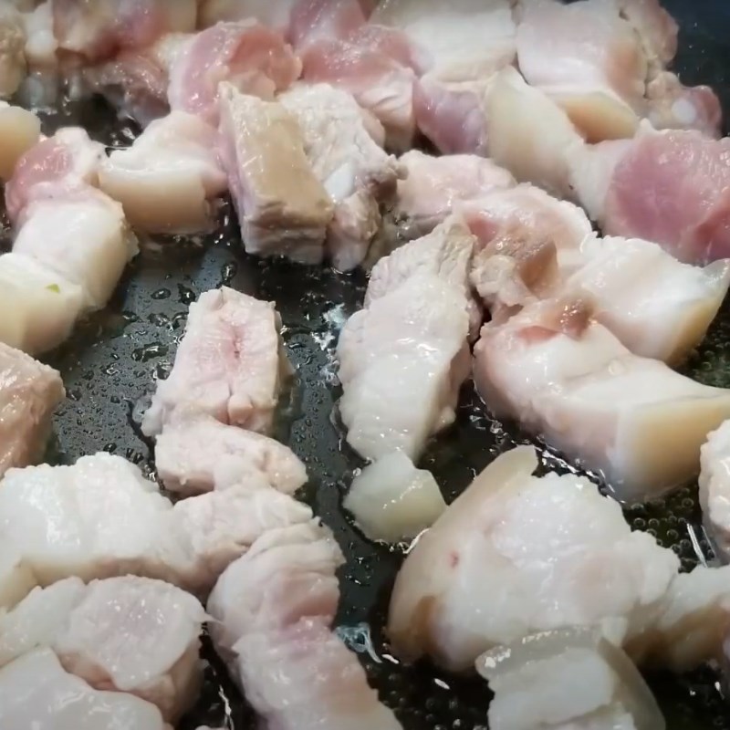 Bước 3 Chiên thịt Ba rọi cháy tỏi