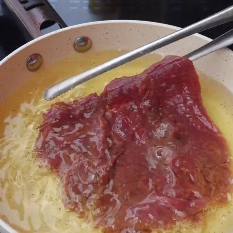 Bước 2 Chiên thịt bò Bò cháy tỏi