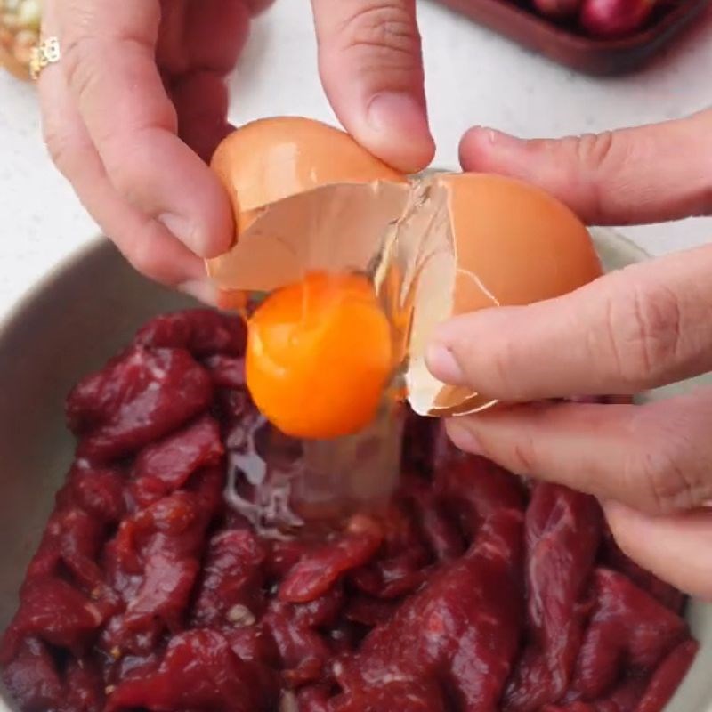Bước 2 Chiên thịt bò Bò cháy tỏi