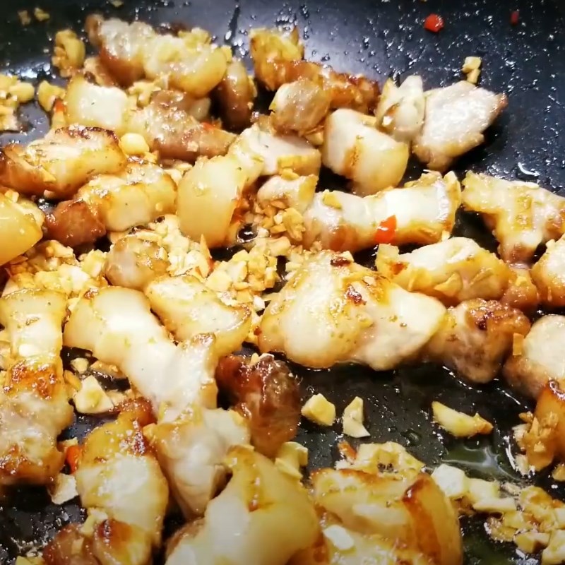 Bước 3 Chiên thịt Ba rọi cháy tỏi