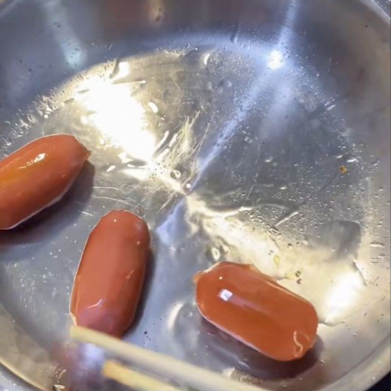 Bước 1 Chiên trứng và xúc xích Mì trộn Miliket