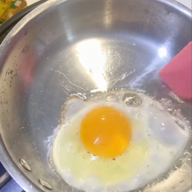 Bước 1 Chiên trứng và xúc xích Mì trộn Miliket