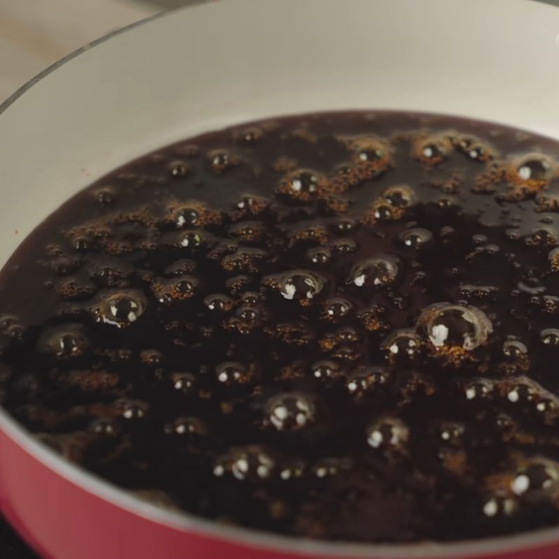 Bước 2 Cho nước dừa vào Nước màu kho cá